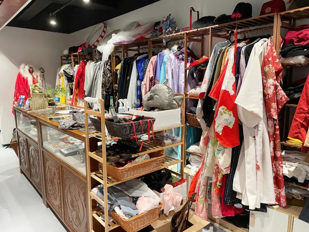 年轻人掘金剧本杀：“为爱发电”难为继，盗版、倒闭潮与开店潮齐飞