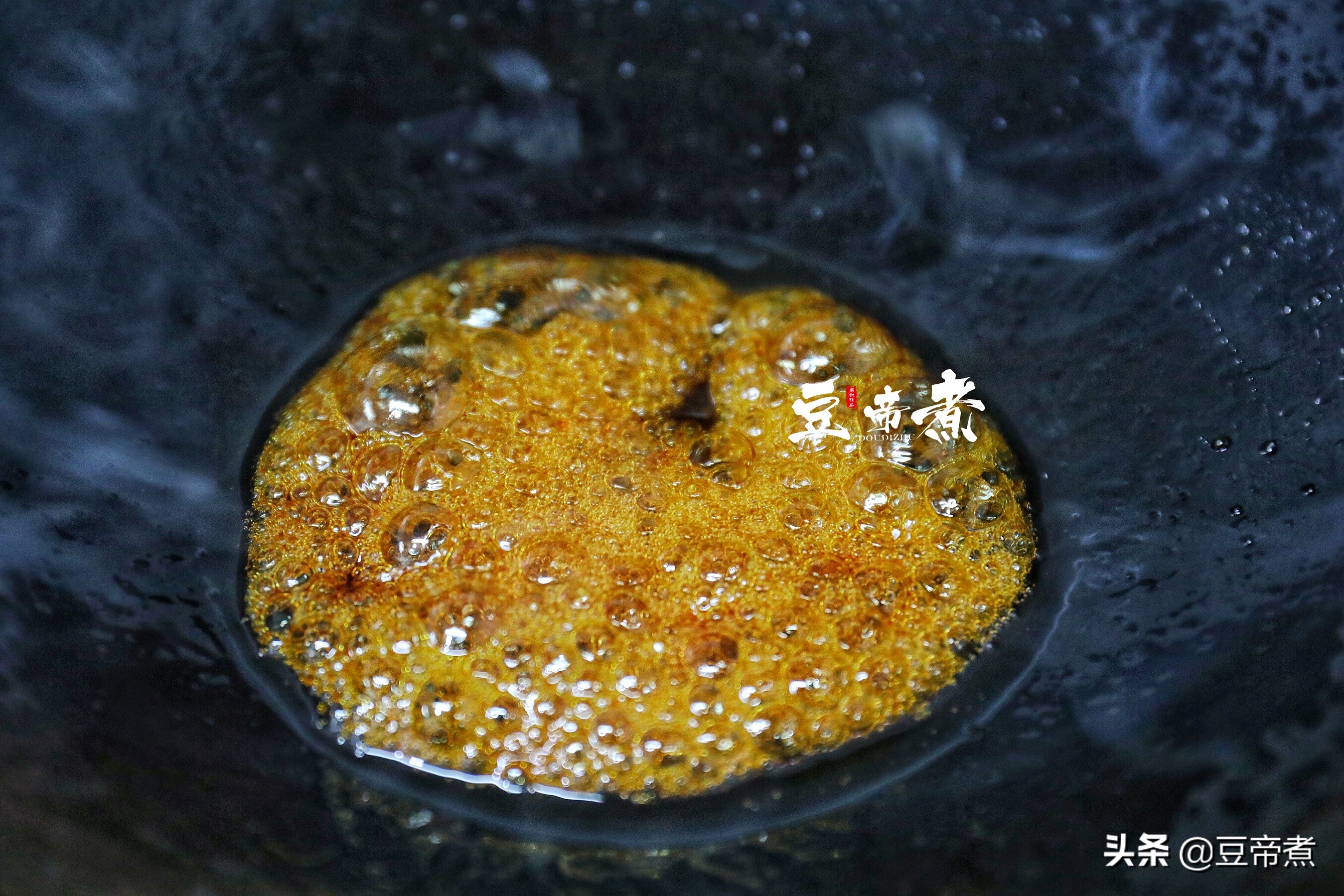 老妈做的小家常，勺一匙拌饭实在好吃，做法简单推荐你也试试