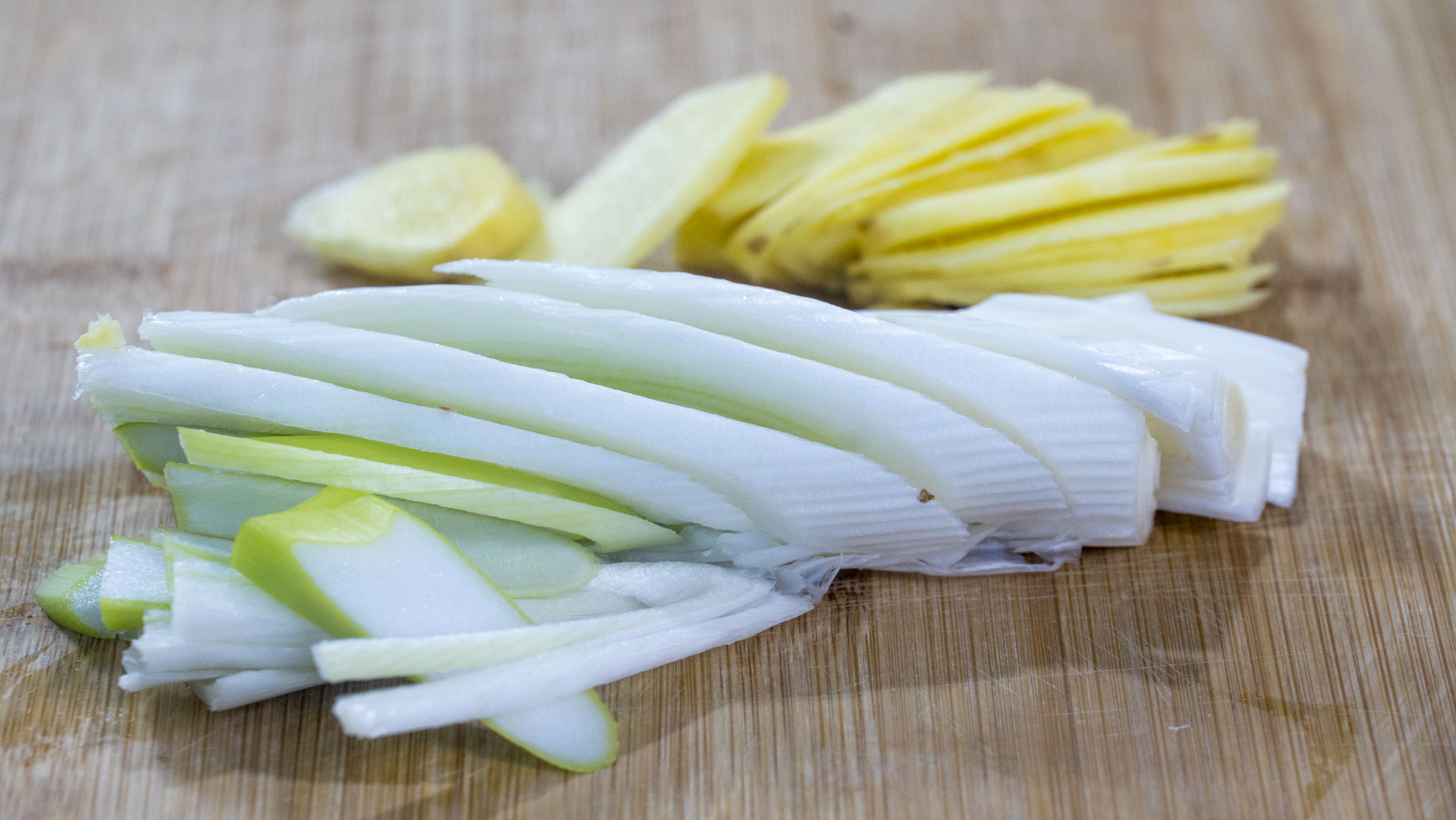 秋冬干燥寒冷，女人要多吃6种食材，补水又驱寒，面如桃花显年轻