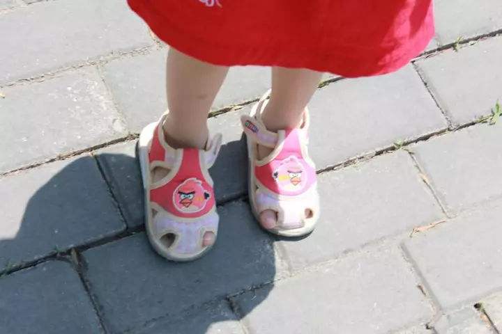 鞋反穿、字反写，孩子怎这笨？爸爸妈妈别急，左右认知需经三阶段