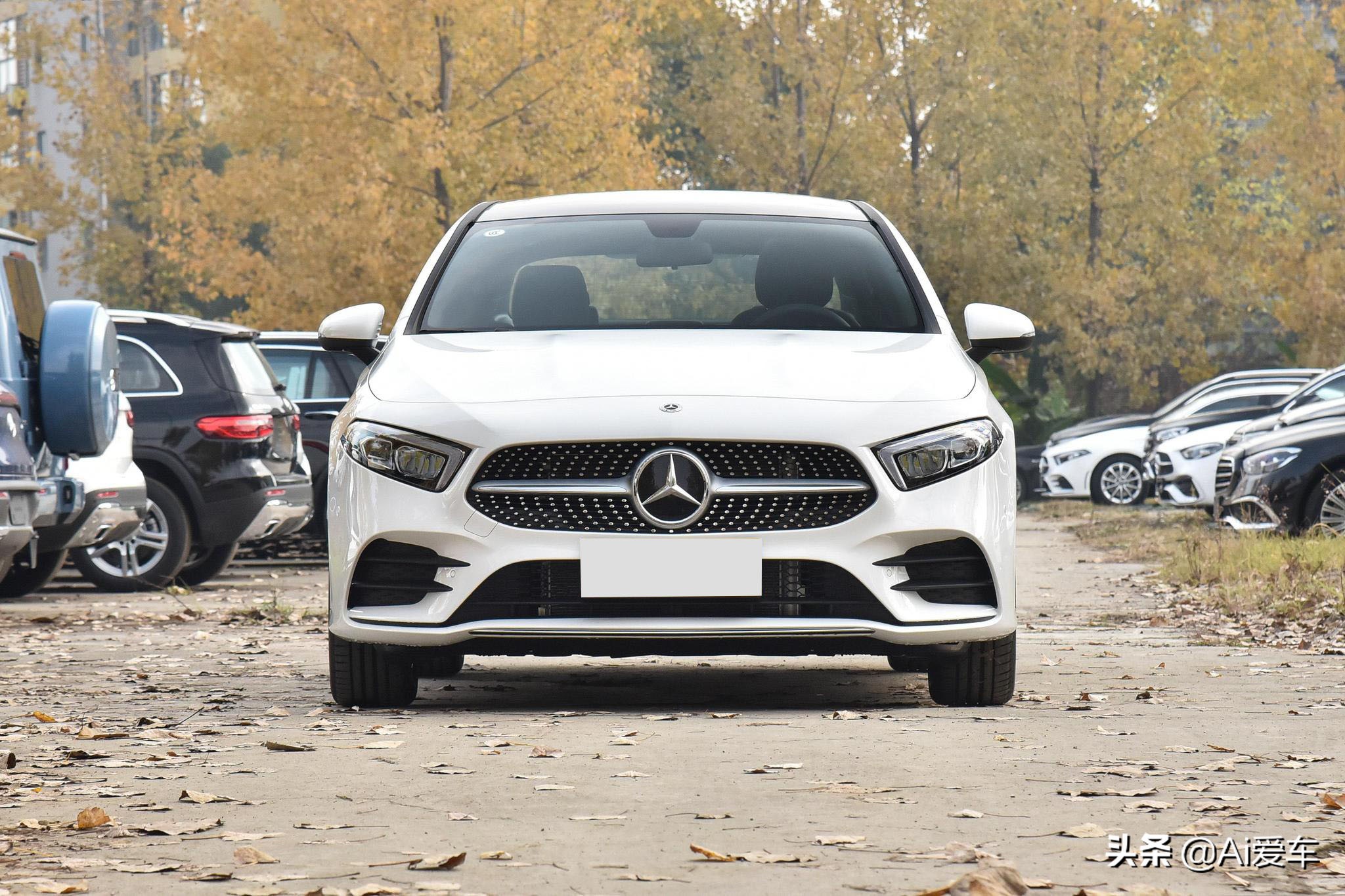奔驰家入门轿车，轴距加长空间更大，便宜油耗5.4L，实拍奔驰A级