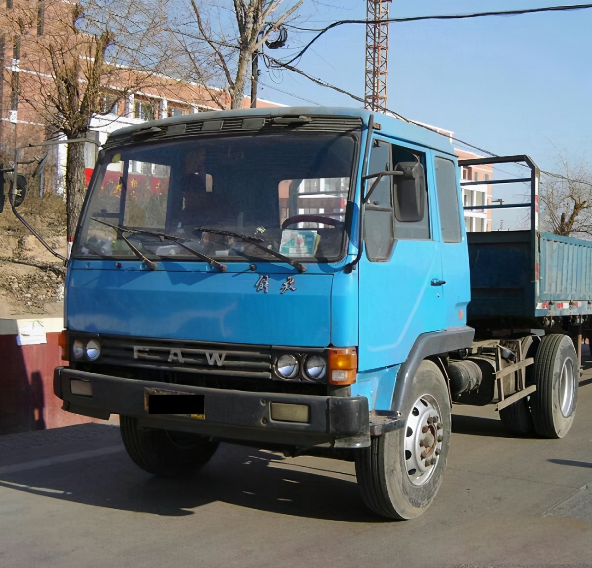 代表车型为东风eq153,作为国内第一批重型载货车,东风eq153推出后风头