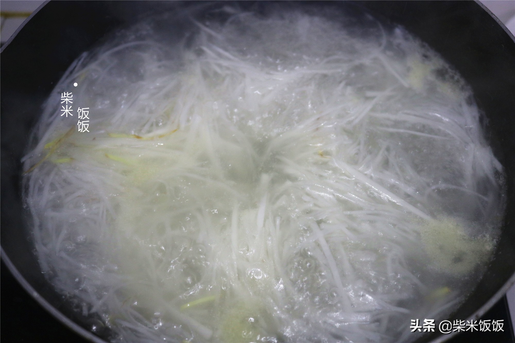 深秋十月，多喝这碗汤，3种食材搭配，营养补水，太鲜了