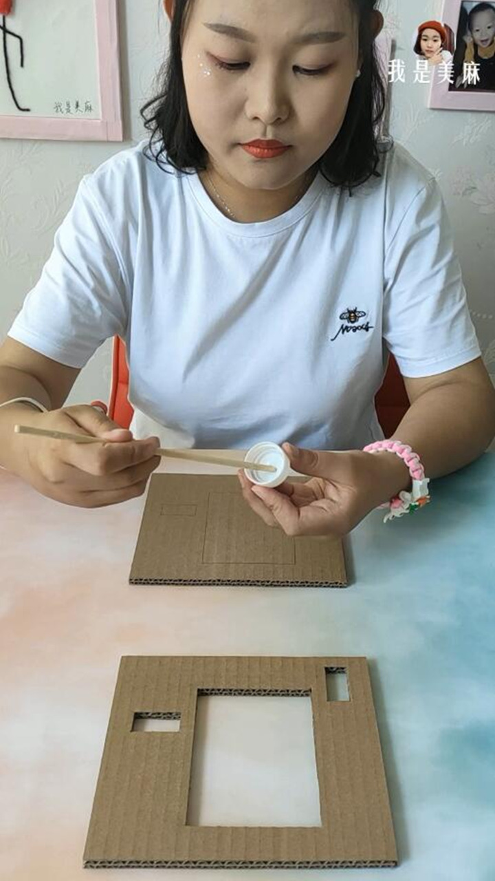 妈妈用废纸箱给儿子做了个小玩具，用两根手指就能玩，画面很逼真