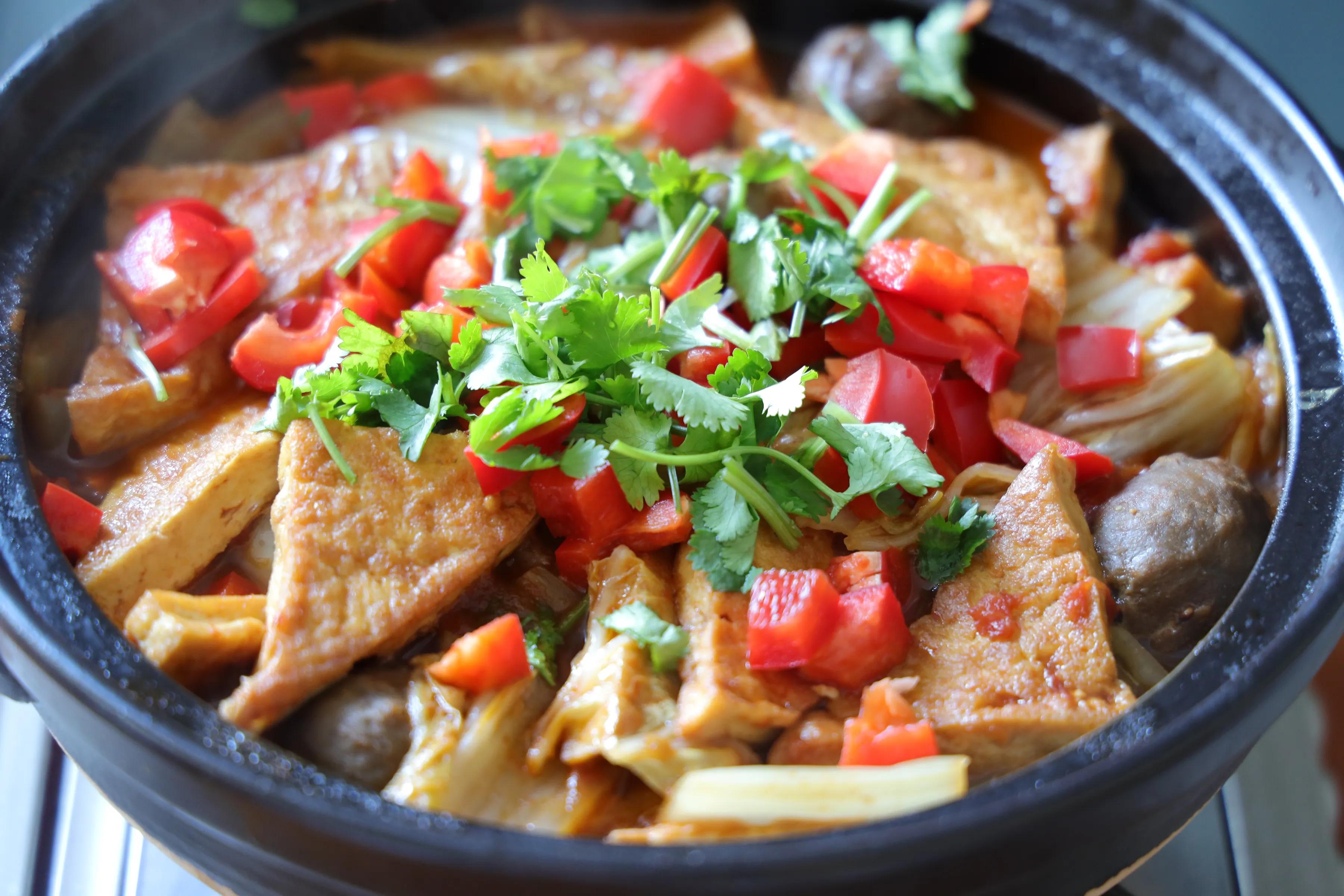 天气越来越冷，砂锅炖白菜豆腐不能少，汤鲜味美，吃完浑身暖