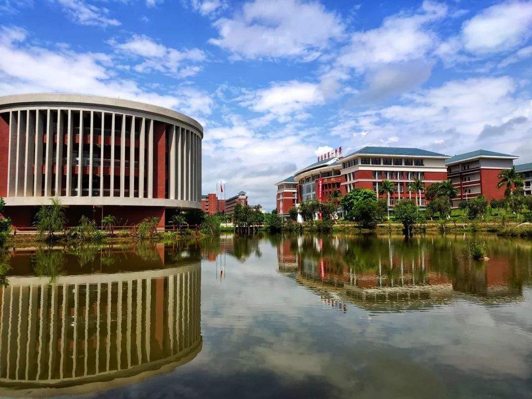 广东茂名闻名遐迩最牛好高中，茂名一中出类拔萃，包揽市文理状元