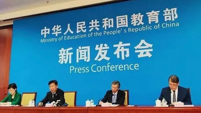 执笔绘梦，色彩斑斓间流淌着心灵的诗意与远方的美好。