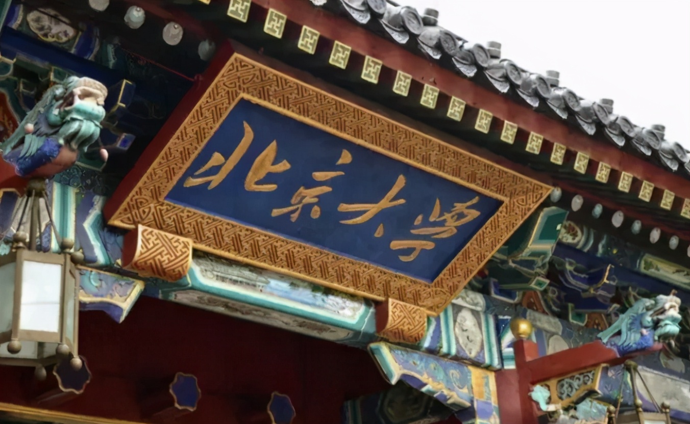 清华创意满满的招生宣传片，输给北大其貌不扬的韦神，网友：完败