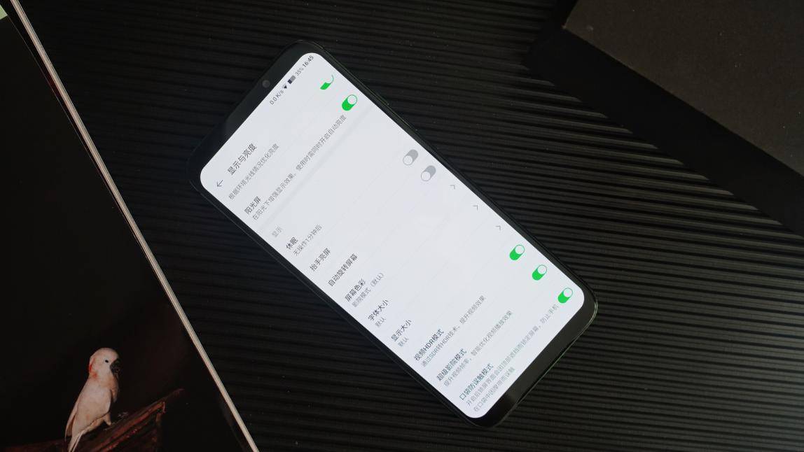 这可能是看电影最爽的手机。是鲨鱼游戏的手机2深度的体验。