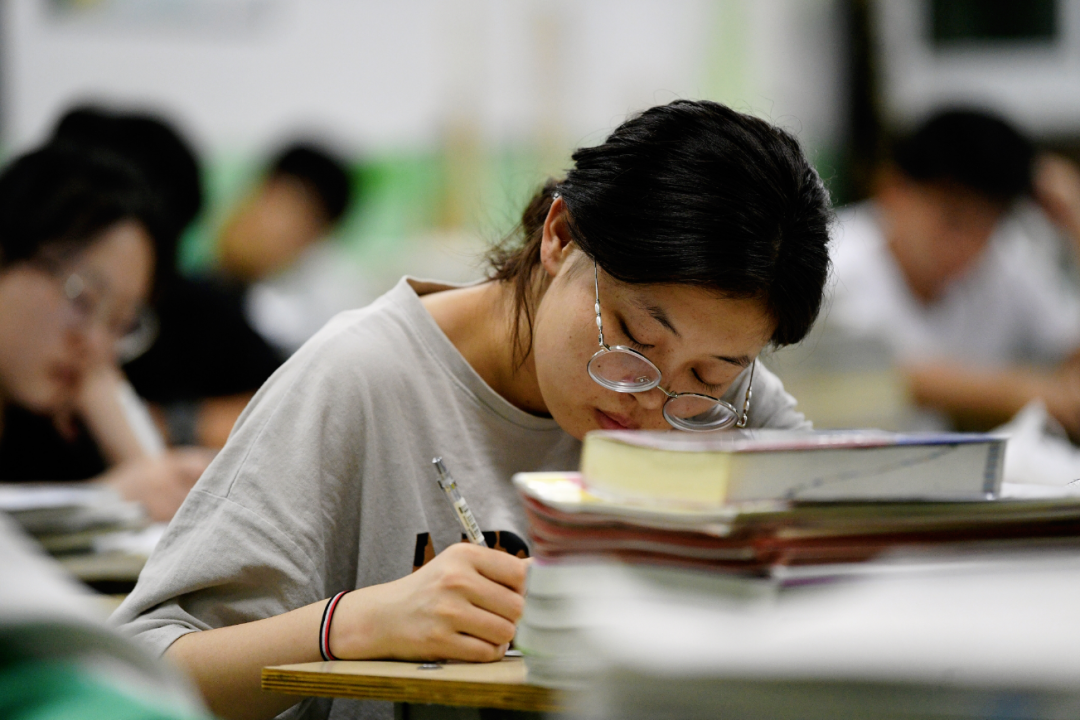 高考不到2个月，考试中心“暗示”提高高考难度，考生如何应对？