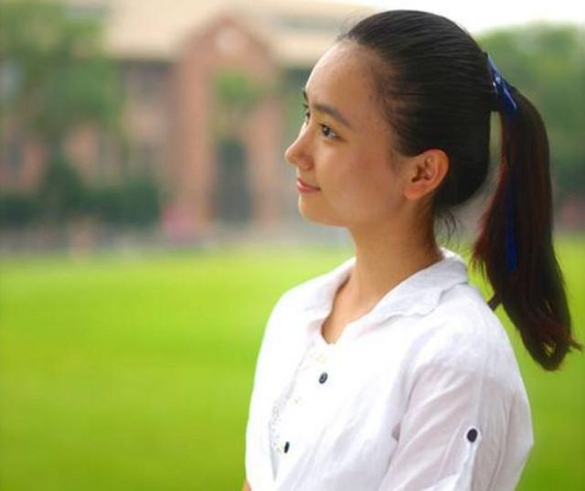 娱乐圈唯一考上清华大学的童星，能力与美貌并存，清华大学的校花