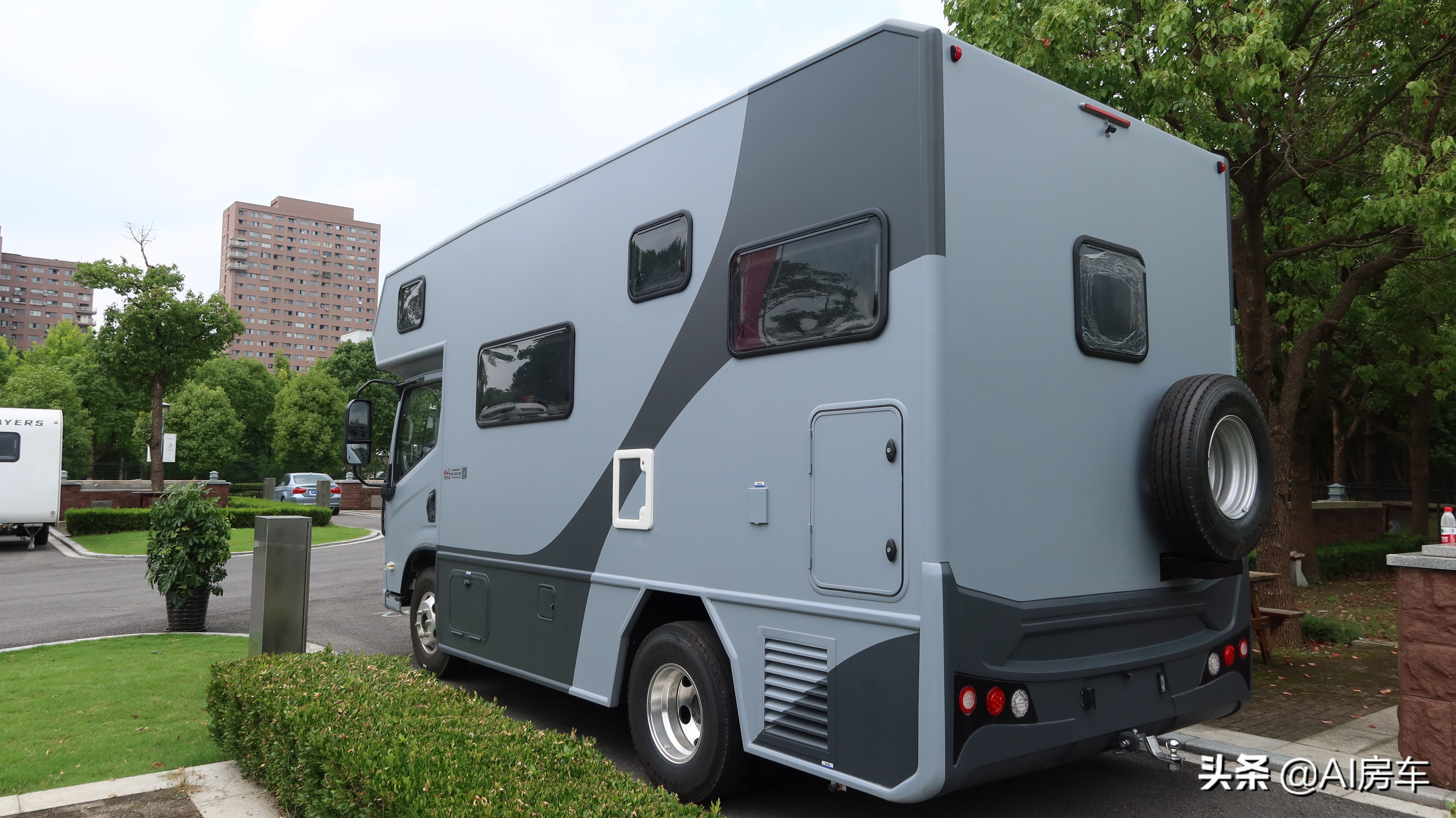 2.8t动力 全铝车身,还带顶配水电,专属硬汉的军品网红一号房车