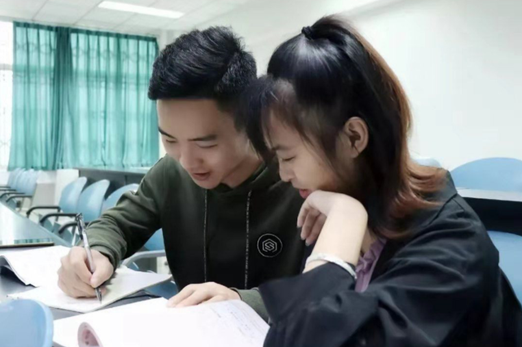 大学宿舍3人同时给女友织围巾，单身那位深受打击，网友这样安慰