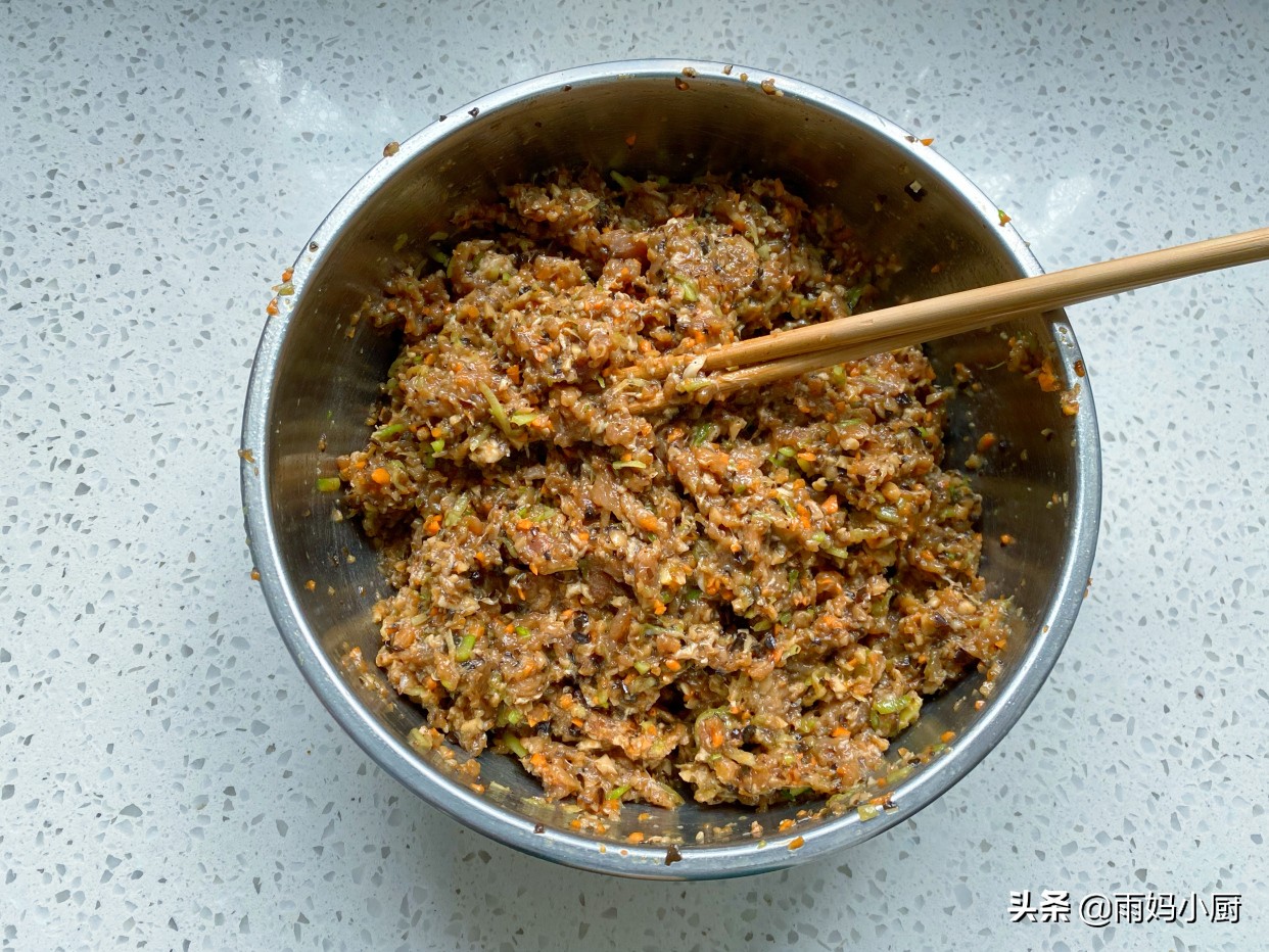 香菇木耳猪肉包子的家常做法，1次发酵真省事，外皮暄软馅料多汁