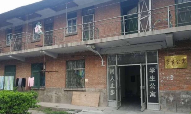 大学宿舍环境可以有多差？网友纷纷亮出照片，部分图片引起不适