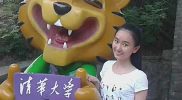 娱乐圈唯一考上清华大学的童星，能力与美貌并存，清华大学的校花