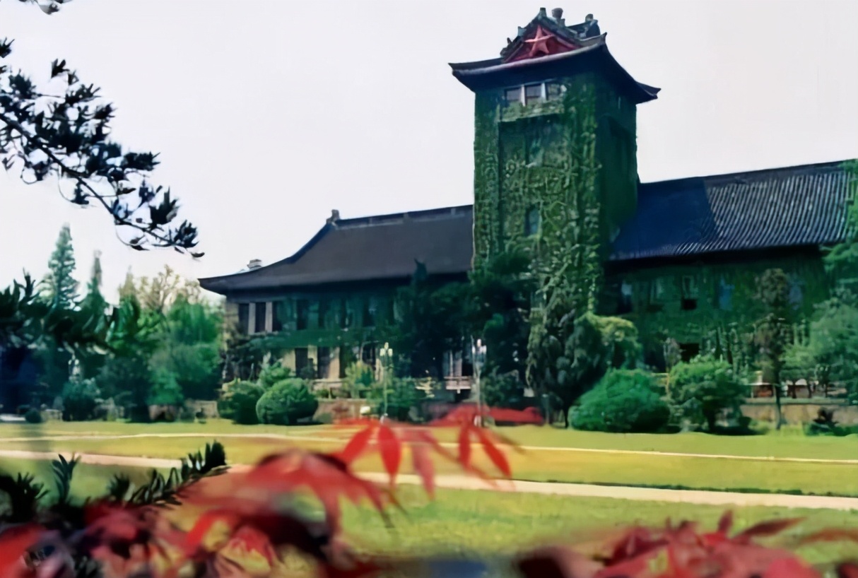 校园建筑独特的几所高校，号称“国产霍格沃茨”，魔幻气息十足