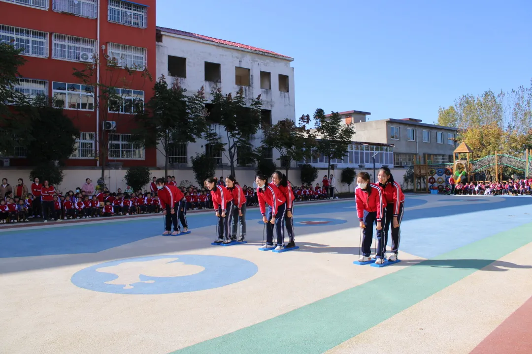 南阳市第二完全学校幼儿园萌娃出击 快乐运动
