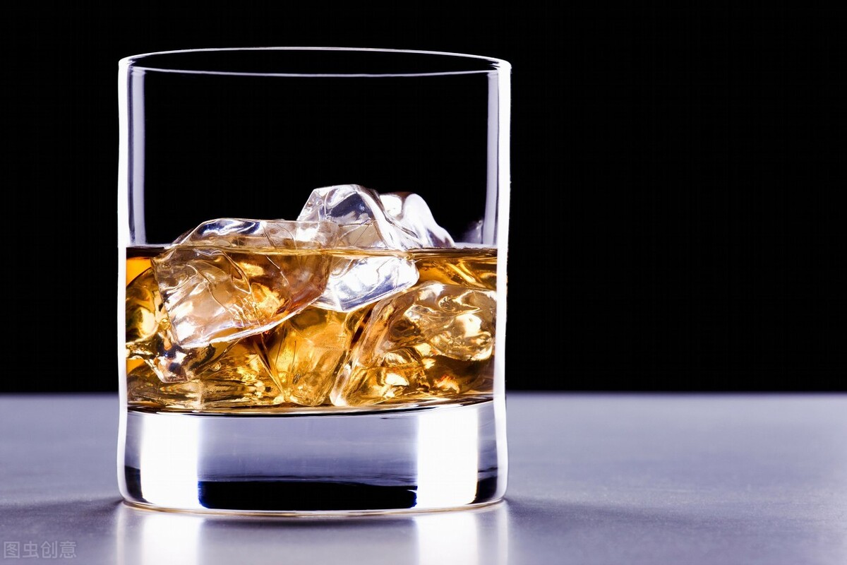 白兰地和威士忌的区别有哪些，口感哪个更好喝？