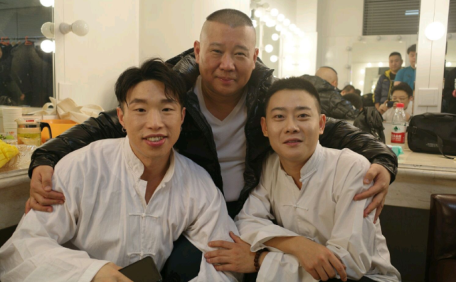 烧饼玩不起也输不起,跟师兄弟急眼,凭"黑脸"抢镜,被指架子大