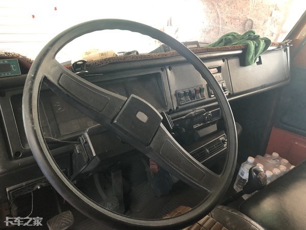 单片钢制踏板源自经典的东风eq140-2身上,不过此处位置经常遭受前脸甩