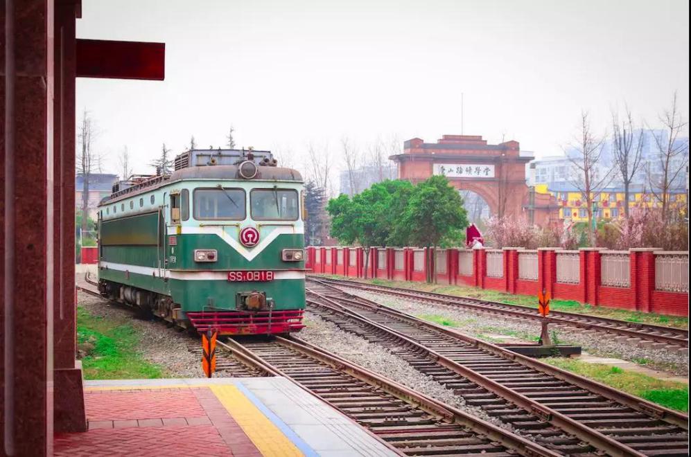 网红食堂、空调宿舍、出门就是地铁站！2019，来西南交通大学就对了！