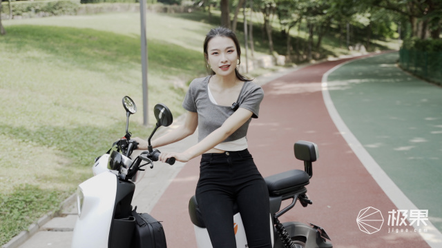 装下全世界的超A电动车，贴心设计全程守护美女摄影师