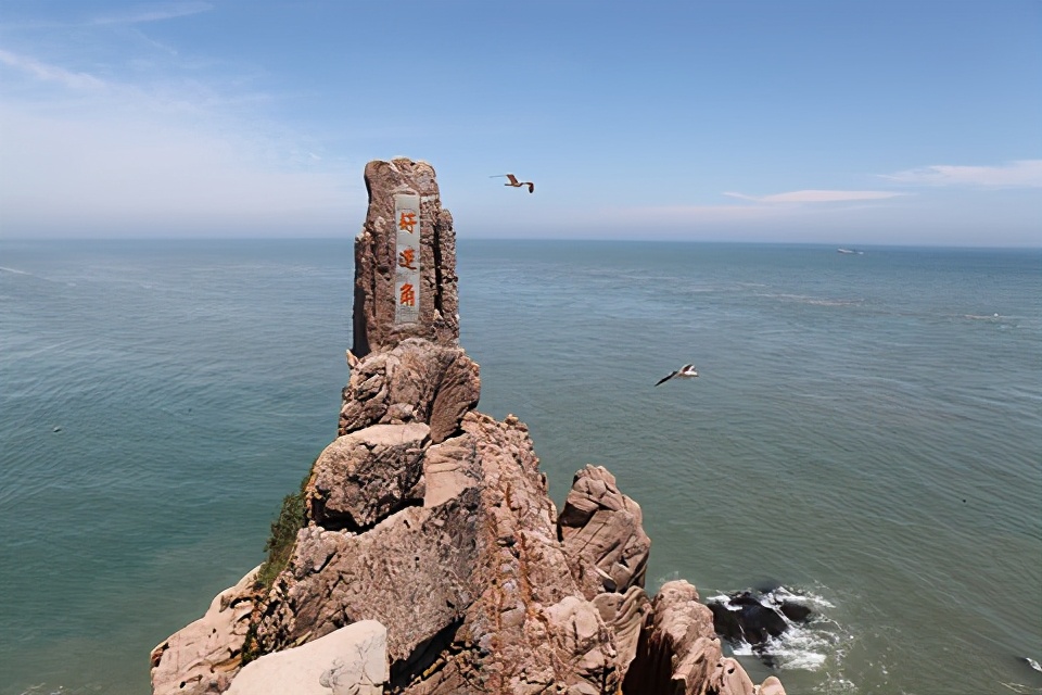 位置:山东省威海市荣成市龙须岛镇环行路成山头风景区位于胶东半岛