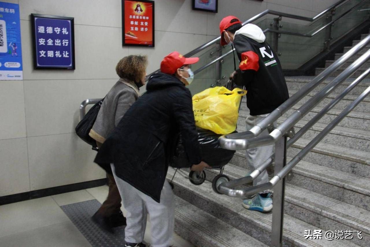 武汉仪表电子学校学生，地铁站当志愿者，让大家受益匪浅