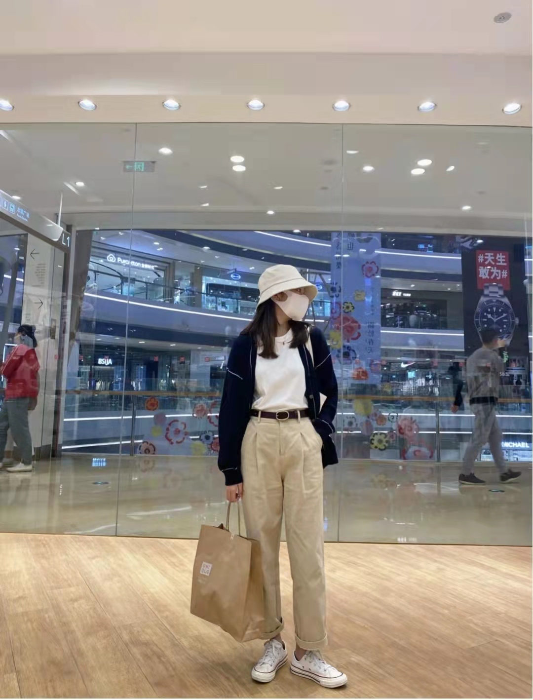 藏蓝色上衣搭配什么颜色裤子好看