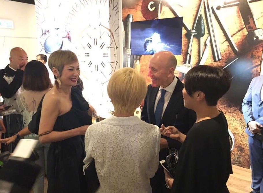 穿一件黑色连衣裙高级优雅(穿一件黑色连衣裙高级优雅美女)