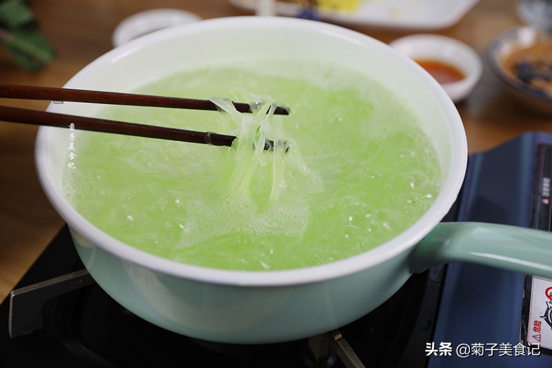 这是一道解腻凉拌菜,做法简单,味道爽口,值得收藏