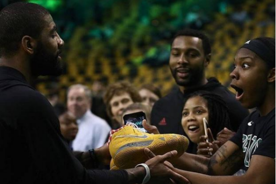 为什么nba送鞋垫(涨知识！NBA球星送球鞋不送鞋垫的原因竟然是鞋垫)