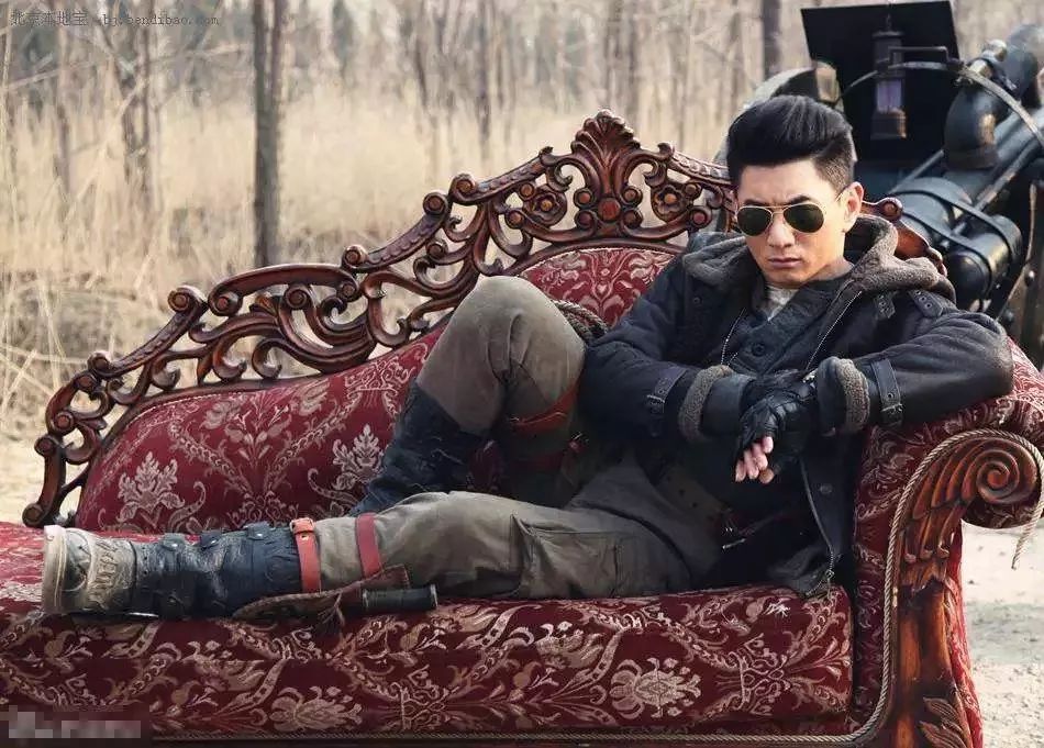 "裤裆藏雷","徒手撕鬼子","包子雷","弹弓炸火车"等魔幻场景层出不穷.