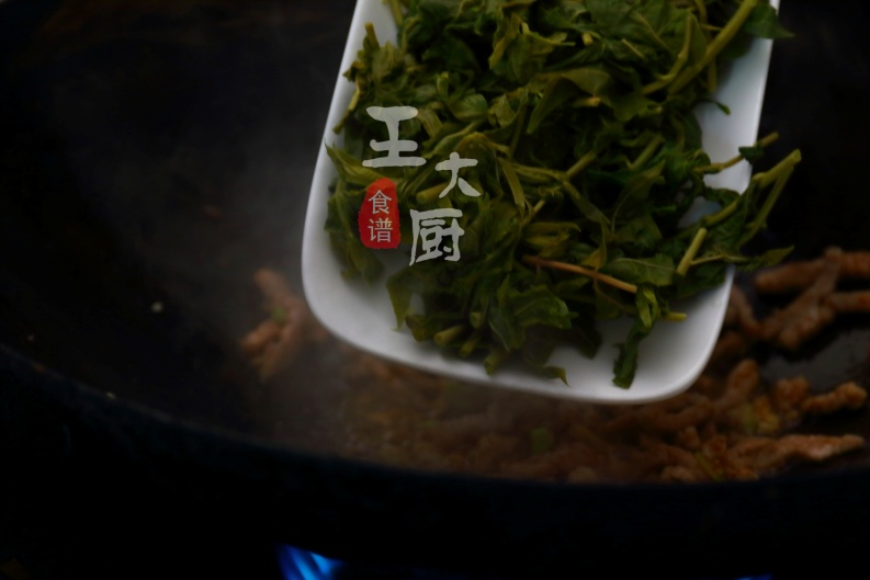 香椿炒肉的做法大全（鲜香嫩滑又下饭的香椿炒肉丝）