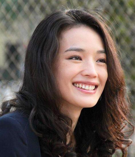 方脸女生别总留中分了，试试这4款瘦脸发型，显脸小还很时髦