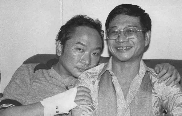 三十年不见父亲，气哭成龙，去世前仅一人陪伴，古龙的传奇与孤独