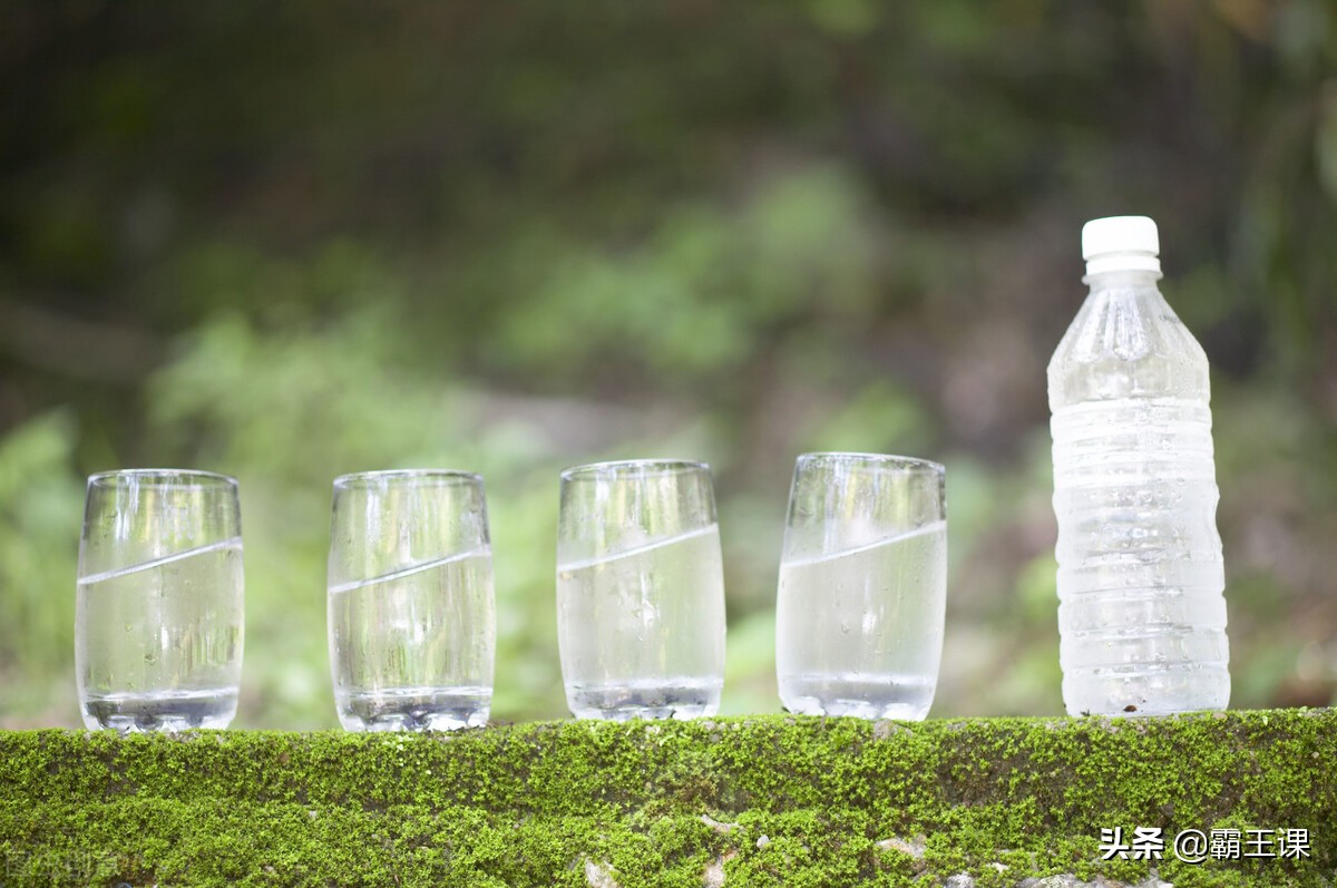 面试官:两个空桶,10升和6升,怎么取8升水?小伙神回复被录用