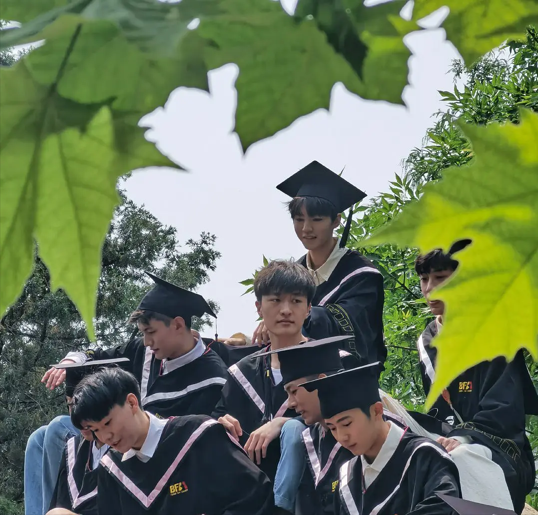 北电无滤镜毕业照曝光：关晓彤周也同框比美，王俊凯比同学嫩太多