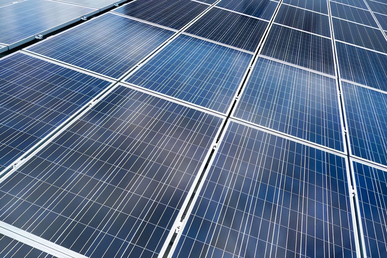 发电玻璃其实又叫做碲化镉太阳能电池,从原料来看,就是在两块普通玻璃