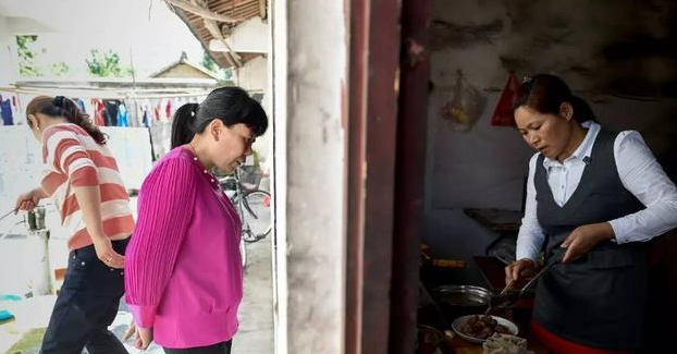 高三时家长要不要去陪读？一位母亲的亲身经历表示，选错苦不堪言