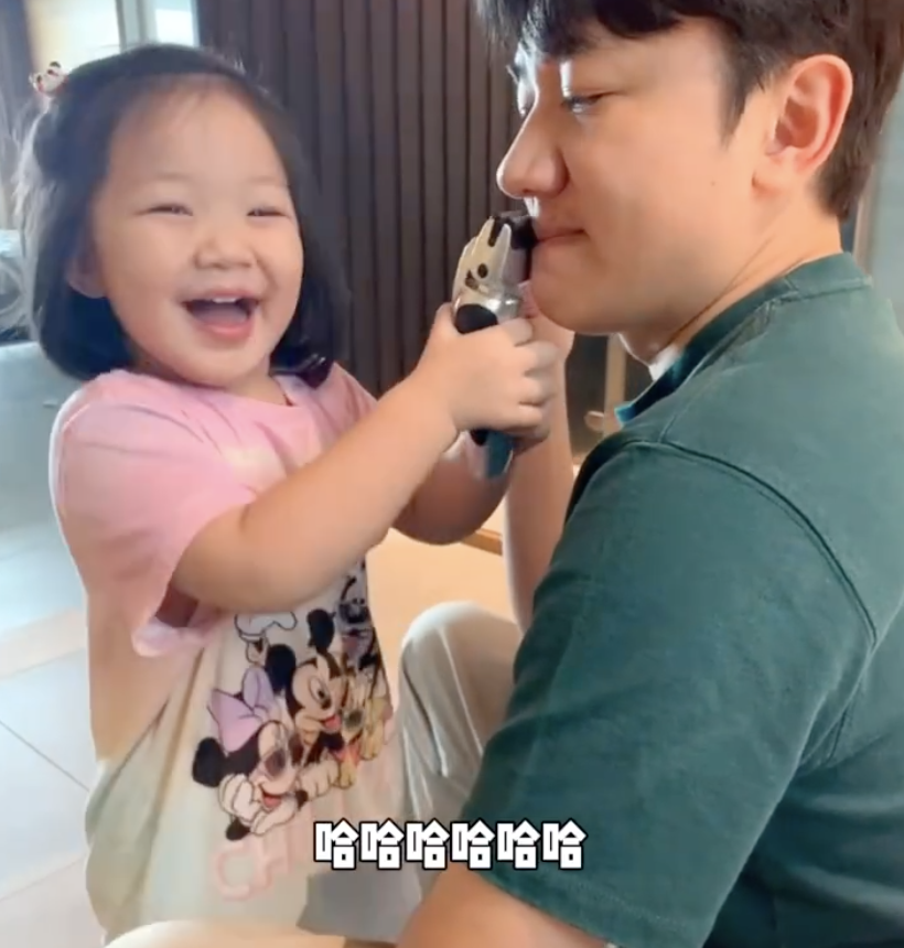 王祖蓝晒女儿帮剃胡须，Gabby却分心对镜摆拍，古灵精怪像爸爸