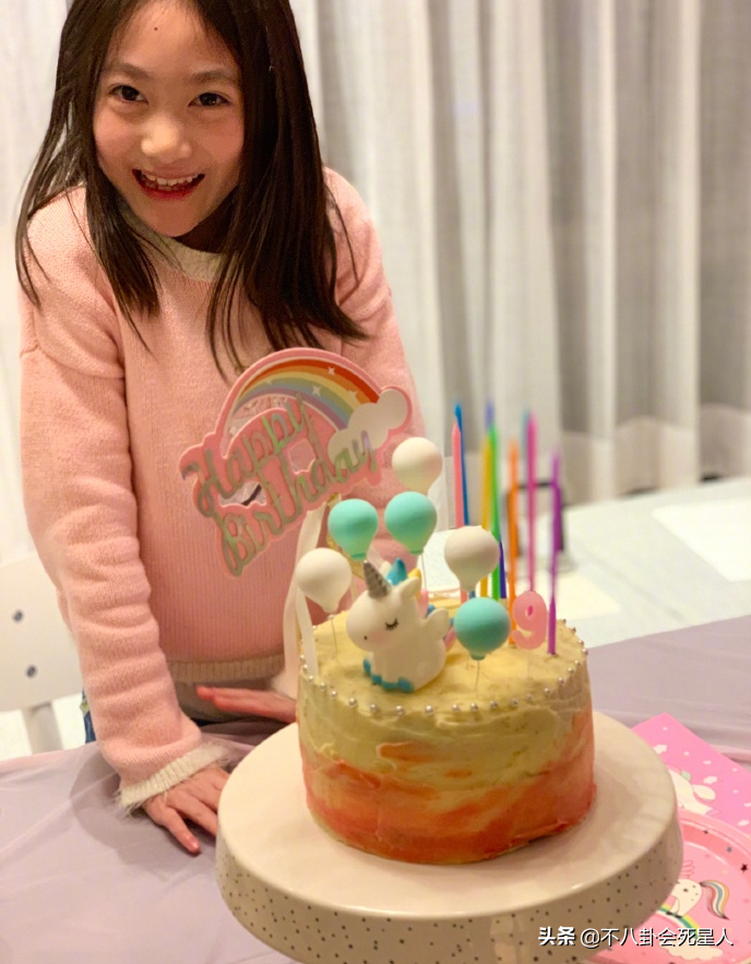 邓涵一(8位星二代女儿,小眼睛,塌鼻梁,黑皮肤,跟爸爸差太多)