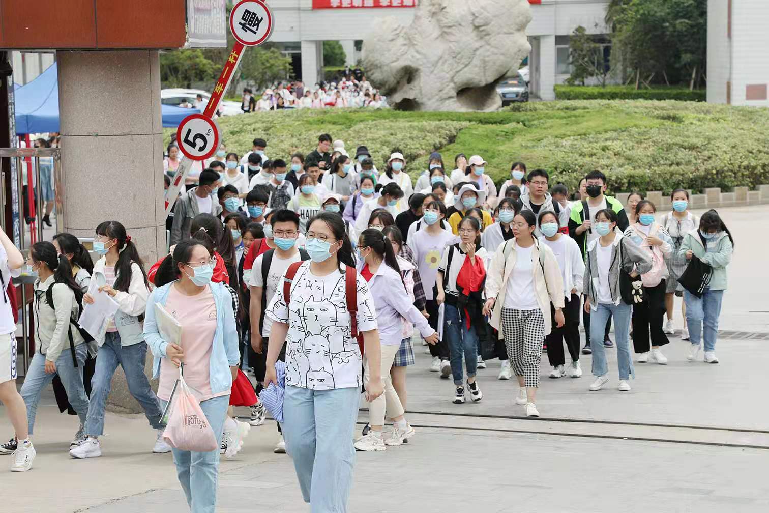 北京考生提前30分钟交卷，还口出狂言，引发网友吐槽