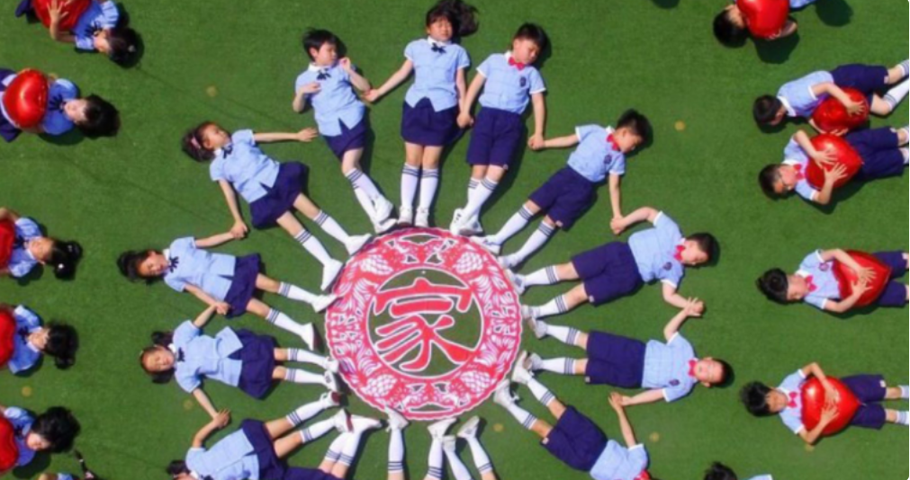 幼儿园毕业照来袭，创意不输大学生，孩子开心家长不满：有啥意义
