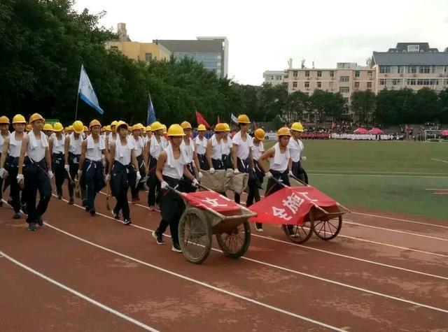 运动会开幕式，举牌美女学生“火”了，网友：奋斗百天考青岛大学