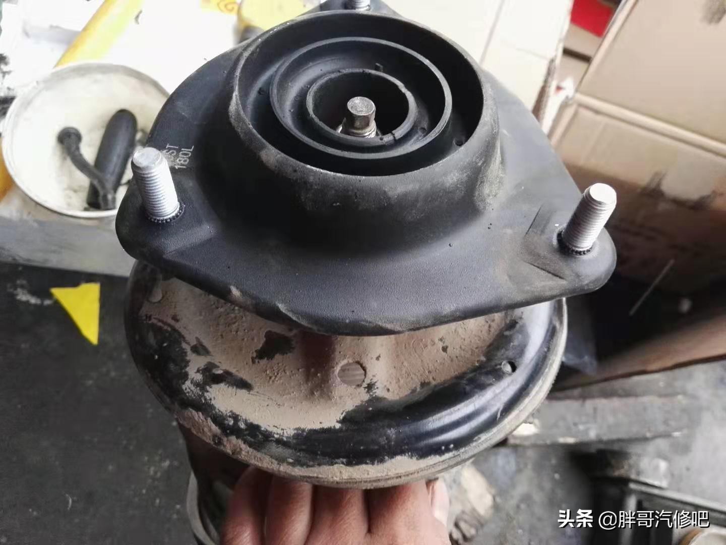 例行检查底盘减震器自行脱落，过坑、打方向吱嘎异响