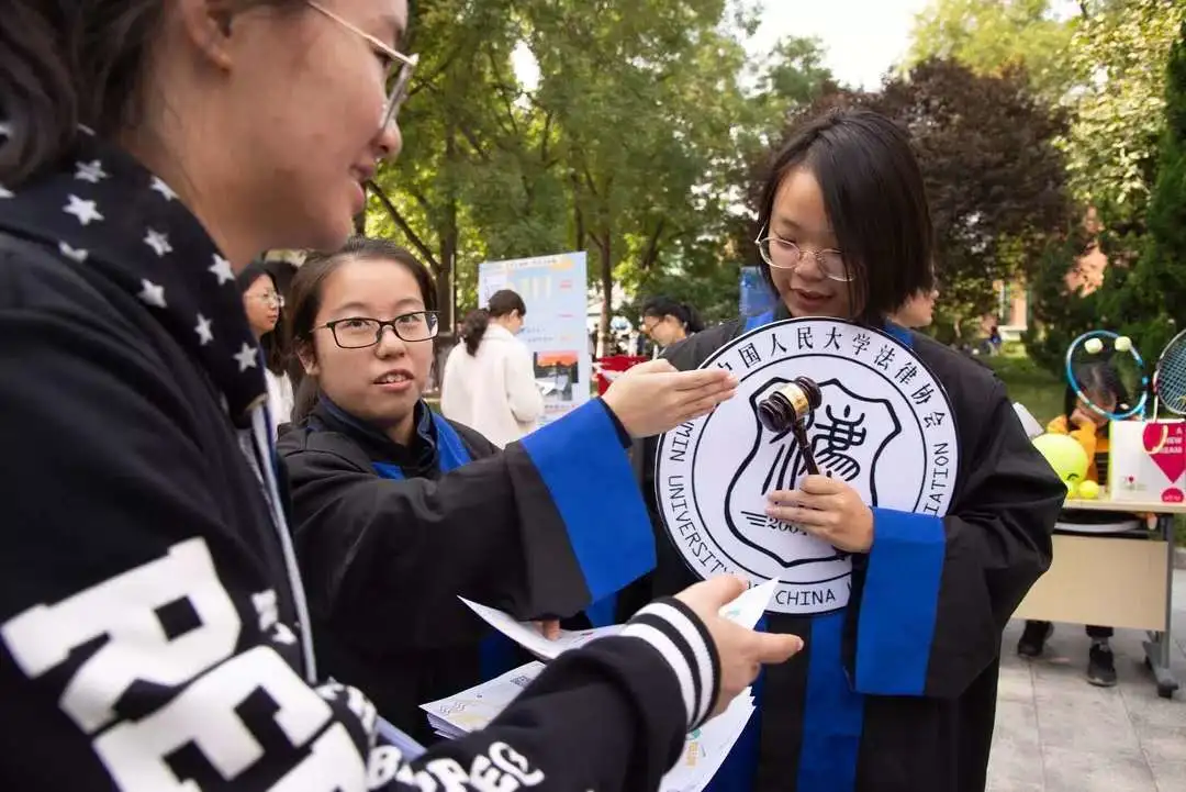 这，就是中国人民大学！明明可以靠颜值，却偏偏要靠实力