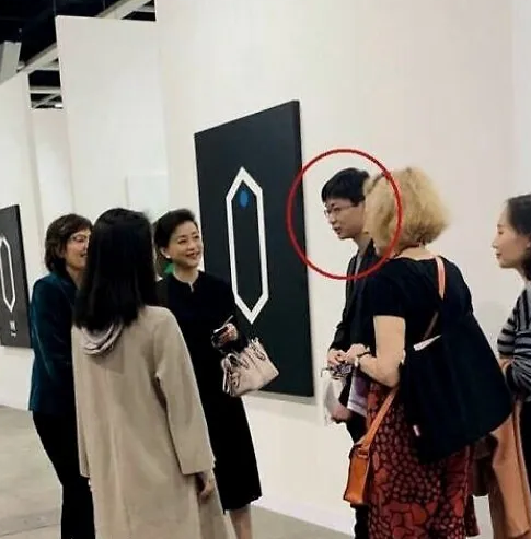 杨澜24岁儿子照片曝光，长相清秀不像爸爸，与人交谈母亲眼神紧跟