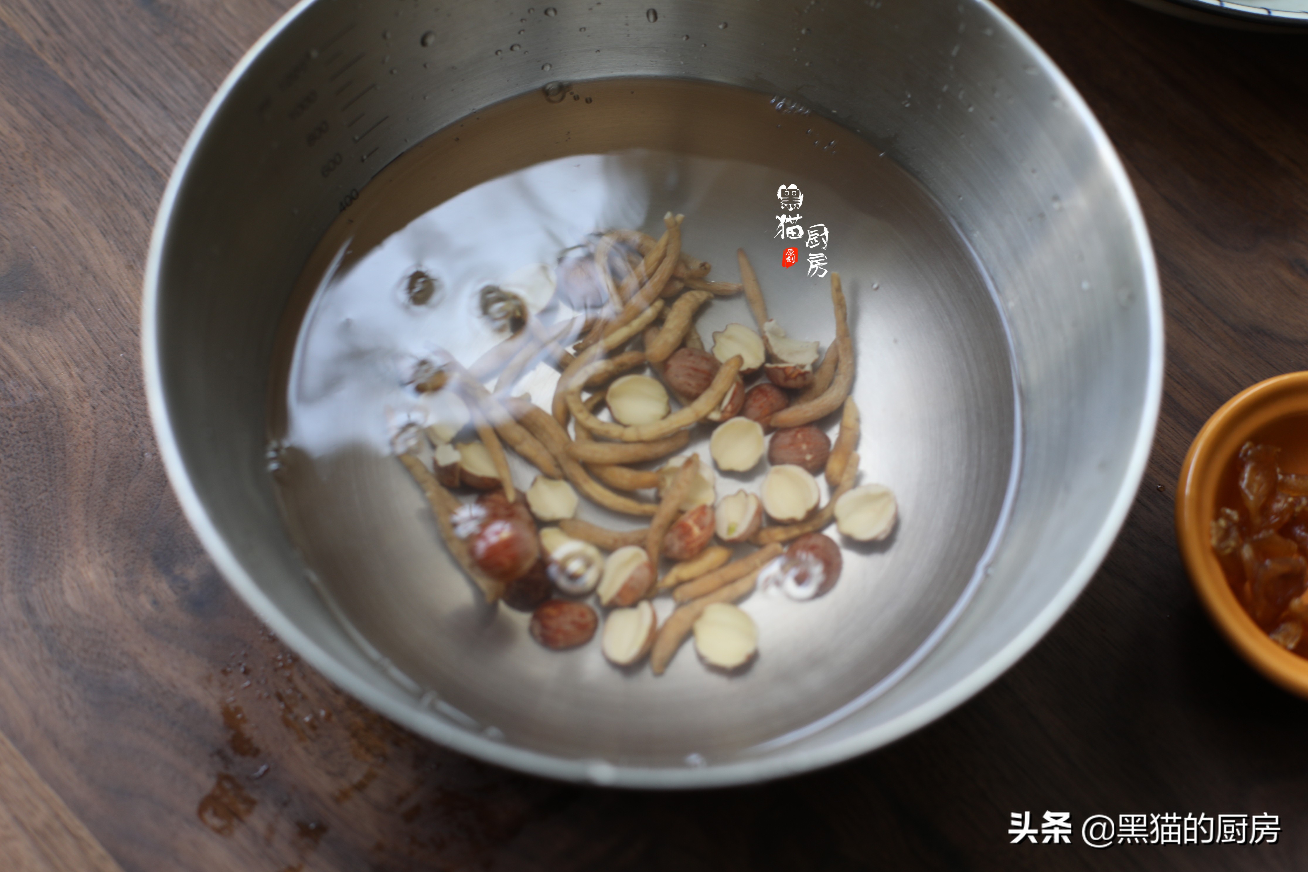 广东妈妈分享猪心汤的做法，季节交替多煲几次，孩子晚上睡眠好